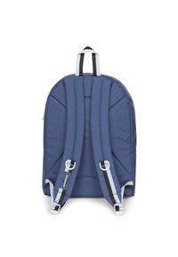 Zaino in tessuto blu con spallacci imbottiti, dettagli neri e blu chiaro, forma arrotondata e un anello per appenderlo in cima. Nessun logo visibile.