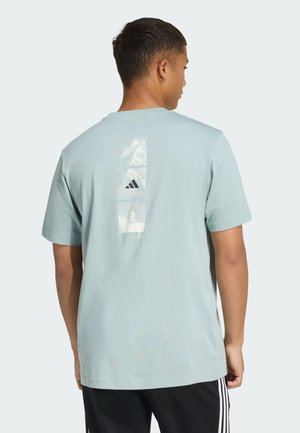 adidas Sportswear ADIDAS SPORTSWEAR OUTDOOR MOUNTAIN BIKING GRAPHIC T-SHIRT - Camiseta estampada - sage