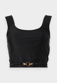 Top corto nero realizzato in un materiale liscio, con spalline larghe, testo impresso sulle spalline e un accento circolare dorato in vita.