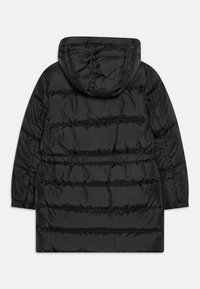 Czarna kurtka puchowa z kapturem, przeszywanymi sekcjami i długimi rękawami, o gładkiej, błyszczącej fakturze i oversize'owym fasonie.