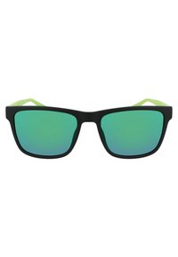 Czarne prostokątne okulary przeciwsłoneczne z zielonymi lustrzanymi soczewkami. Oprawka jest matowa, czarna, z limonkowo-zielonymi końcówkami na zausznikach.