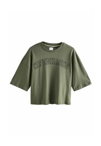 Olivgrünes Baumwoll-T-Shirt mit rundem Ausschnitt, kurzen weiten Ärmeln und dem Schriftzug "COPENHAGEN" in fetten schwarzen Buchstaben auf der Vorderseite.