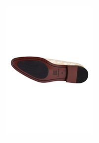 Beige stoffen schoen met een spitse neus, bloemmotief, bruine lederen zool, zwarte gestructureerde rubberen hak en geperste maatlabel.