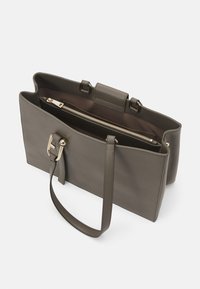 Borsa tote in pelle grigia con due manici superiori e una tasca con zip interna. Presenta un dettaglio in metallo dorato sulla parte anteriore.