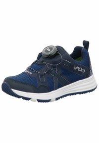 Scarpa atletica blu navy con tomaia texturizzata, sistema di allacciatura BOA, intersuola bianca e suola in gomma dotata di battistrada per aderenza. Dettagli in tessuto a rete.