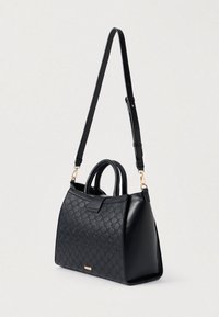 Crna torba od teksturiranog materijala s uzorkom, duple ručke, podesiva traka i zlatni akcenti od hardvera.