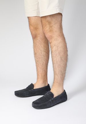 Mænds mørkegrå ruskinds loafers med en glat overflade, slip-on design og dekorativ syning på overdelen. Gummisåler for bedre trækkraft.