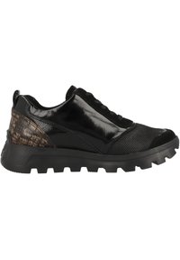 Sneakers neri caratterizzati da un mix di pelle verniciata e pannelli testurizzati, con una suola in gomma spessa e dettagli a motivo squame di serpente.