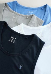Vier shirtjes in een gestapelde opstelling: marineblauw, grijs, blauw en wit. Elk shirt heeft een ronde halslijn en minimale branding.