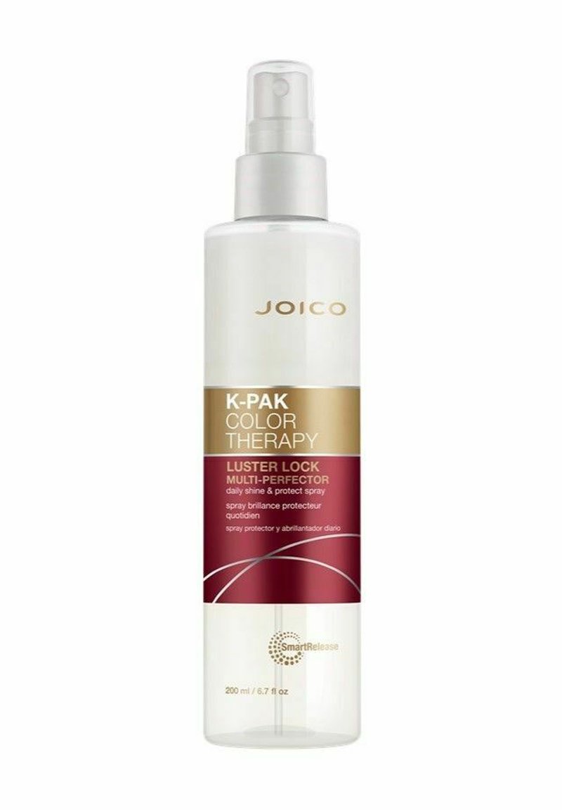 Klar sprayflaska med vit kropp och silverpump. Guld- och röd etikett med texten "K-Pak Color Therapy Luster Lock Multi-Perfector." 200 ml.