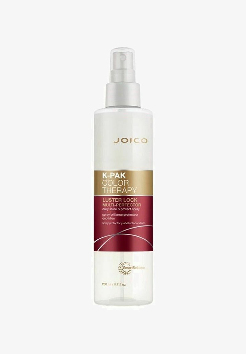 Gennemsigtig sprayflaske med hvidt underskab og sølvfarvet pumpe. Guld- og rød etiket med teksten "K-Pak Color Therapy Luster Lock Multi-Perfector." 200 ml.