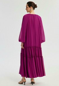 Touché Privé WITH PEARL BUTTON DETAIL - Maksikleit - fuchsia