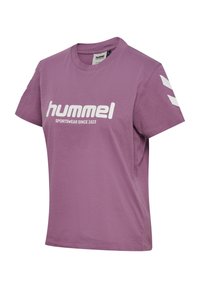 Fioletowy t-shirt z krótkim rękawem, z białym logo "hummel" oraz napisem "SPORTSWEAR SINCE 1923". Akcenty w kształcie jodełki na rękawach.