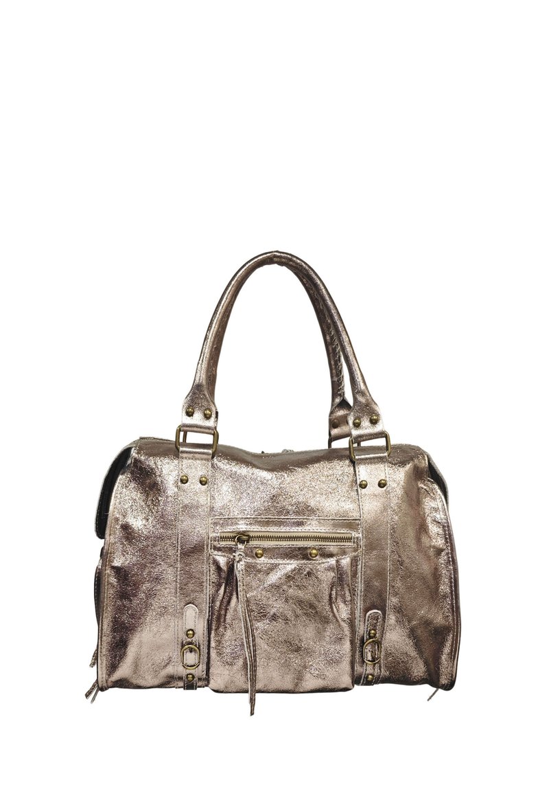 Sac à main métallique rose avec deux poignées, compartiment principal zippé, poche avant et accents en métal doré. Texture lisse, forme rectangulaire.