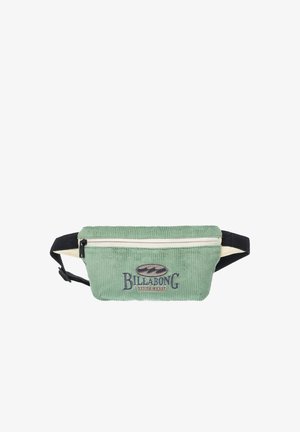 Groene corduroy heupzak met een ritsluiting, zwarte band en geborduurd logo. Compacte, rechthoekige vorm, zachte textuur.