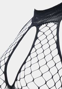 Tecido de rede preto com um design de gola alta, apresentando aberturas em forma de diamante e um padrão de malha texturizada.