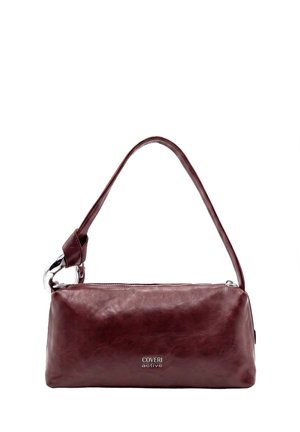 Piccola borsa a mano rettangolare in pelle rosso scuro con una singola tracolla e dettaglio ad anello in argento, con etichetta Coveri active sul davanti.