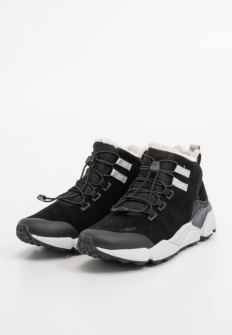 Schwarze Stiefel mit einem Obermaterial aus Wildleder, weißem Fellfutter, reflektierenden Streifen und einer schwarzen Gummisohle mit strukturiertem Griff für Halt.