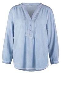 Jasnoniebieska bluzka z długim rękawem, z dekoltem w kształcie litery V, trzema guzikami z przodu, detalami pintuck oraz marszczonymi ramionami i mankietami.