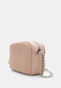 Borsa in pelle intrecciata rosa con forma rettangolare, cerniera laterale e tracolla in catena argento. Superficie testurizzata con finitura liscia.