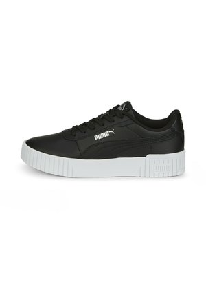 Zapatilla de cuero negra con suela de goma blanca, lados texturizados y cordones planos. Presenta un logo en el lado exterior y un cuello acolchado.