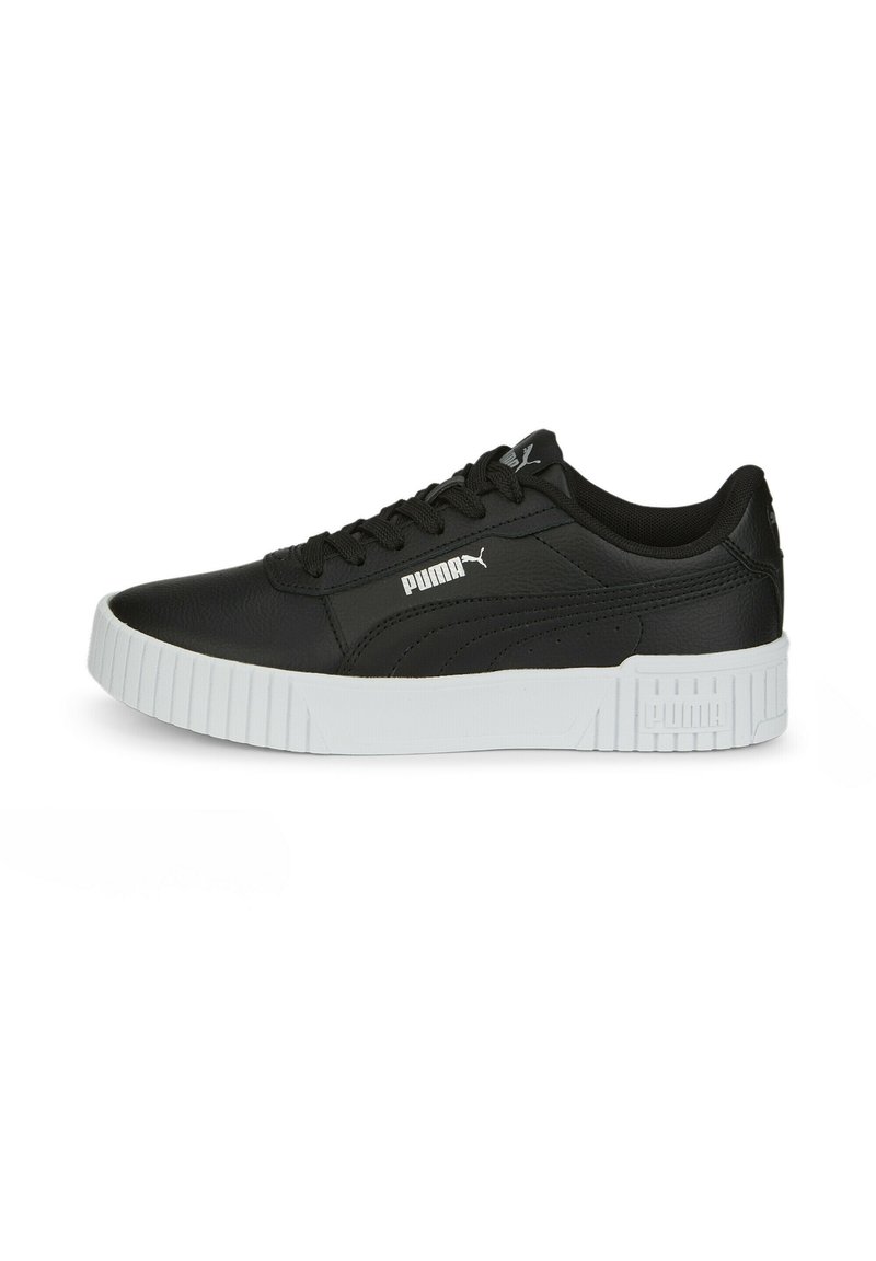 Zapatilla de cuero negra con suela de goma blanca, lados texturizados y cordones planos. Presenta un logo en el lado exterior y un cuello acolchado.