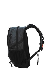 Schwarzer und grauer Rucksack mit strukturierter Oberfläche, verstellbaren Riemen, Reißverschlussfächern und einem Netzrückenpanel für Atmungsaktivität.