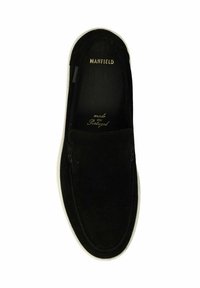 Schwarze Wildlederslipper mit einer weißen Gummisohle. Verfügt über eine schlichte Naht und ein eingeprägtes Markenlogo im Inneren. Klassisches, minimalistisches Design.