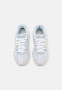Hellblaue und weiße Sneaker aus Mesh- und Wildledermaterialien; runde Spitze, Schnürverschluss, gepolsterter Kragen und dezente Logoakzente.