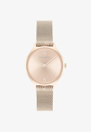 Calvin Klein sat s ružičastom zlatnom mrežicom, minimalističkim okruglim kućištem, brušenim ružičastim zlatnim brojčanikom i reljefnim oznakama sati na 12 i 6.