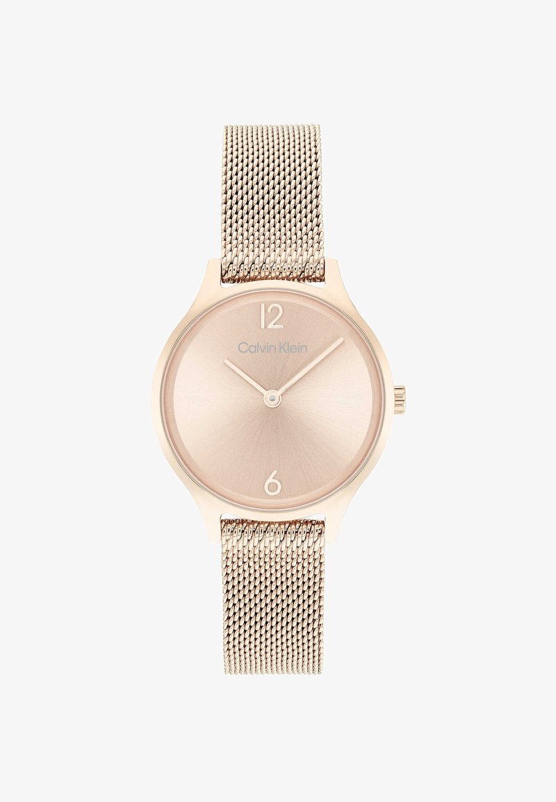 Calvin Klein kell roosakuldse võrgurihmaga, minimalistlik ümar korpus, harjatud roosakuldse taustaga ja reljeefsete kellanäitajatega kell 12 ja 6.