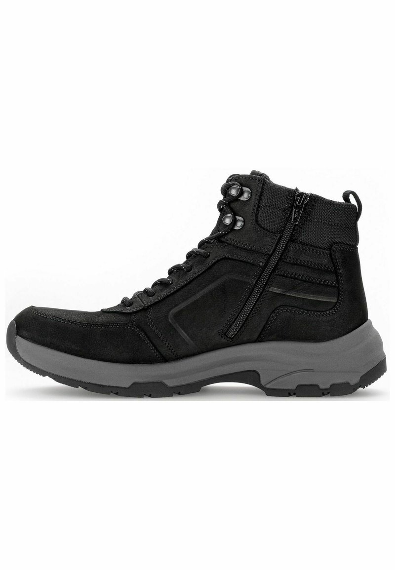 Stivale da trekking nero alto in camoscio e tessuto, con chiusura lacci sul davanti, cerniera laterale e suola in gomma grigia texturizzata.