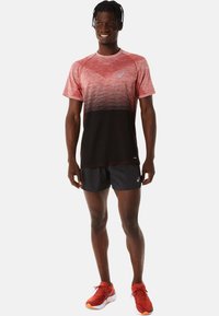 ASICS SEAMLESS SS - Sports T-shirts - performance black spice latte