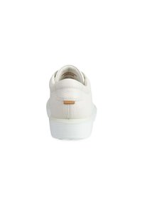 Sneaker bianco in pelle con finitura testurizzata, tacco rotondo e suola in gomma. Il retro presenta un piccolo tag di accentuazione marrone.