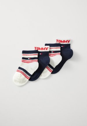 Lot de trois chaussettes navy et crème. Présente des rayures rouge et blanche et le logo "TOMMY" sur le revers. Fabriqué en matériau doux et extensible.