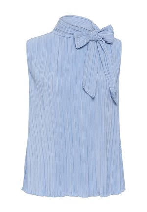 Ujjatlan világoskék pliszírozott blúz magas nyakkal és nagy masnival kötve a jobb oldalon.