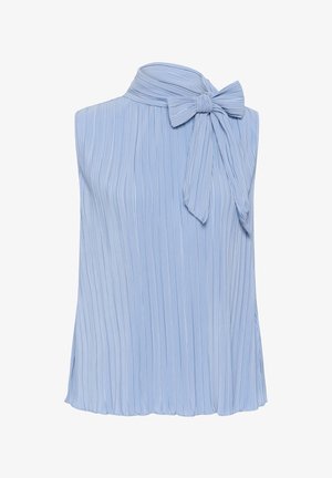 Ujjatlan világoskék pliszírozott blúz magas nyakkal és nagy masnival kötve a jobb oldalon.