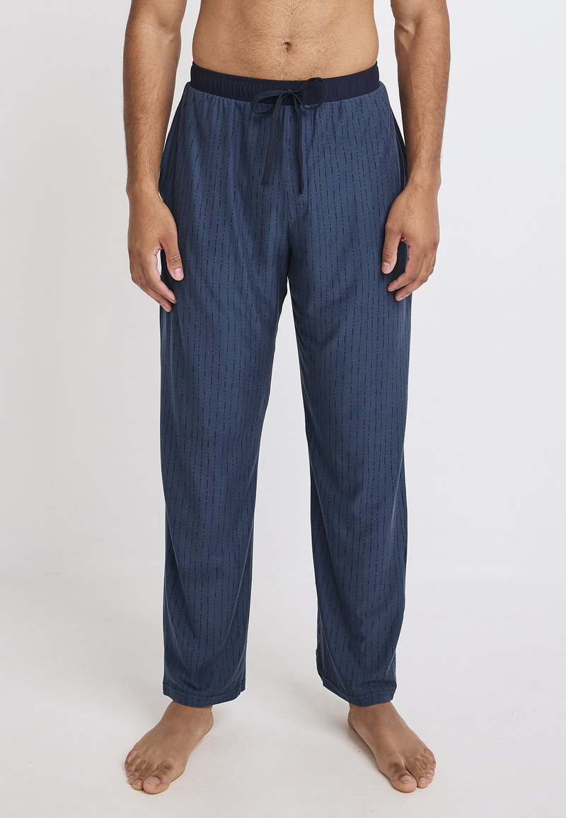 Marineblauwe pyjamabroek van lichtgewicht stof, met een trekkoord in de taille en een verticale patroon van dunne, subtiele lijnen.