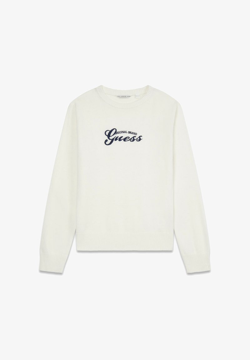 Pull blanc en tricot avec manches longues, poignets et ourlet côtelés, arborant un logo "Guess" brodé en bleu marine à l'avant.