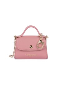 Borsa in pelle rosa con un design strutturato, hardware dorato, una tracolla a catena e un branding sottile sul frontale. Presenta una chiusura a scatto.
