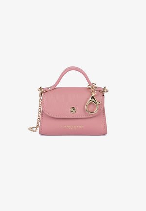 Borsa in pelle rosa con un design strutturato, hardware dorato, una tracolla a catena e un branding sottile sul frontale. Presenta una chiusura a scatto.
