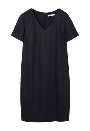 Čierne krátke šaty s krátkym rukávom, výstrihom do V, rovného strihu a zadným zipsom, zobrazené na bielom pozadí.