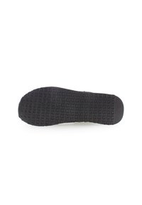Sole in gomma nera con un motivo di grip testurizzato composto da forme triangolari; profilo piatto con bordi rinforzati.