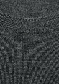 Mörkgrå stickad tröjafabrik med ribbat runt halsen, slät yta och jämn sömnad genom hela designen.