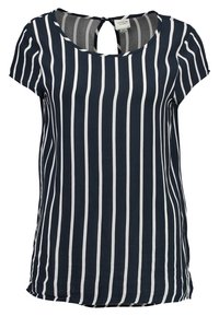 Blusa blu navy con righe bianche verticali, maniche corte e scollatura rotonda. Include un'apertura a forma di chiave sul retro.