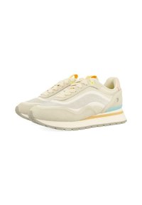 Sneaker beige realizzati in suede e tessuto, con un design a strati, dettagli bianchi e una striscia azzurra e gialla sulla suola.