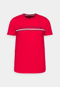 Camiseta corta de manga roja brillante con el texto "HILFIGER" y una franja horizontal blanca y azul marino en el pecho, diseño de cuello redondo.