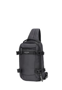 Zaino a tracolla nero con superficie testurizzata, tracolla regolabile, scompartimenti con zip e chiusure a fibbia. Design compatto e pratico.