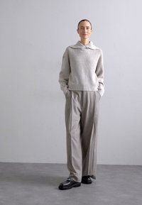 Filippa K COLLAR - Strikkegenser - beige/white