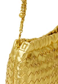 Metallisch goldene Handtasche mit gewebter Textur, ausgestattet mit einem klobigen Kettenriemen und einem gerafften Design an der Oberseite. Abgerundet mit einem sicheren Verschluss.